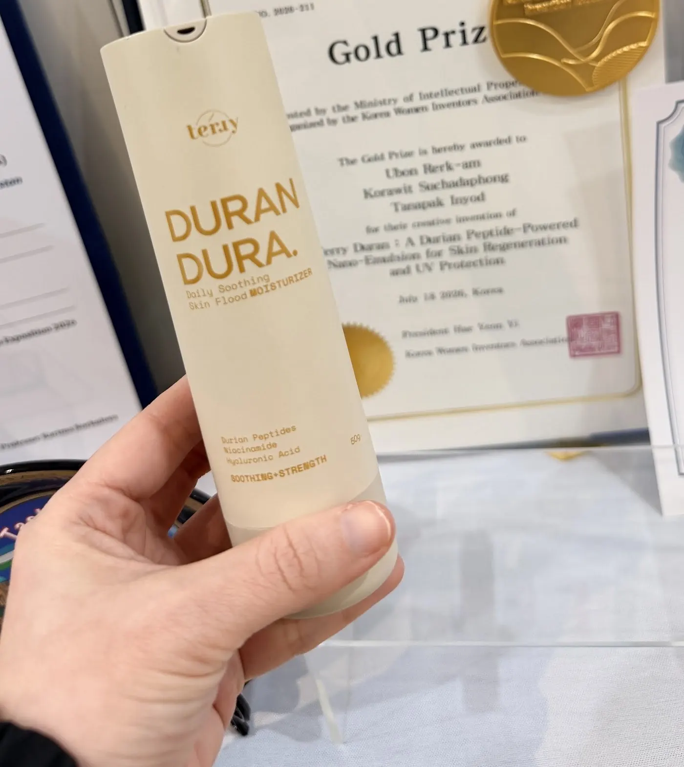 ผลิตภัณฑ์ Duran Dura ถือหน้าใบประกาศรางวัล