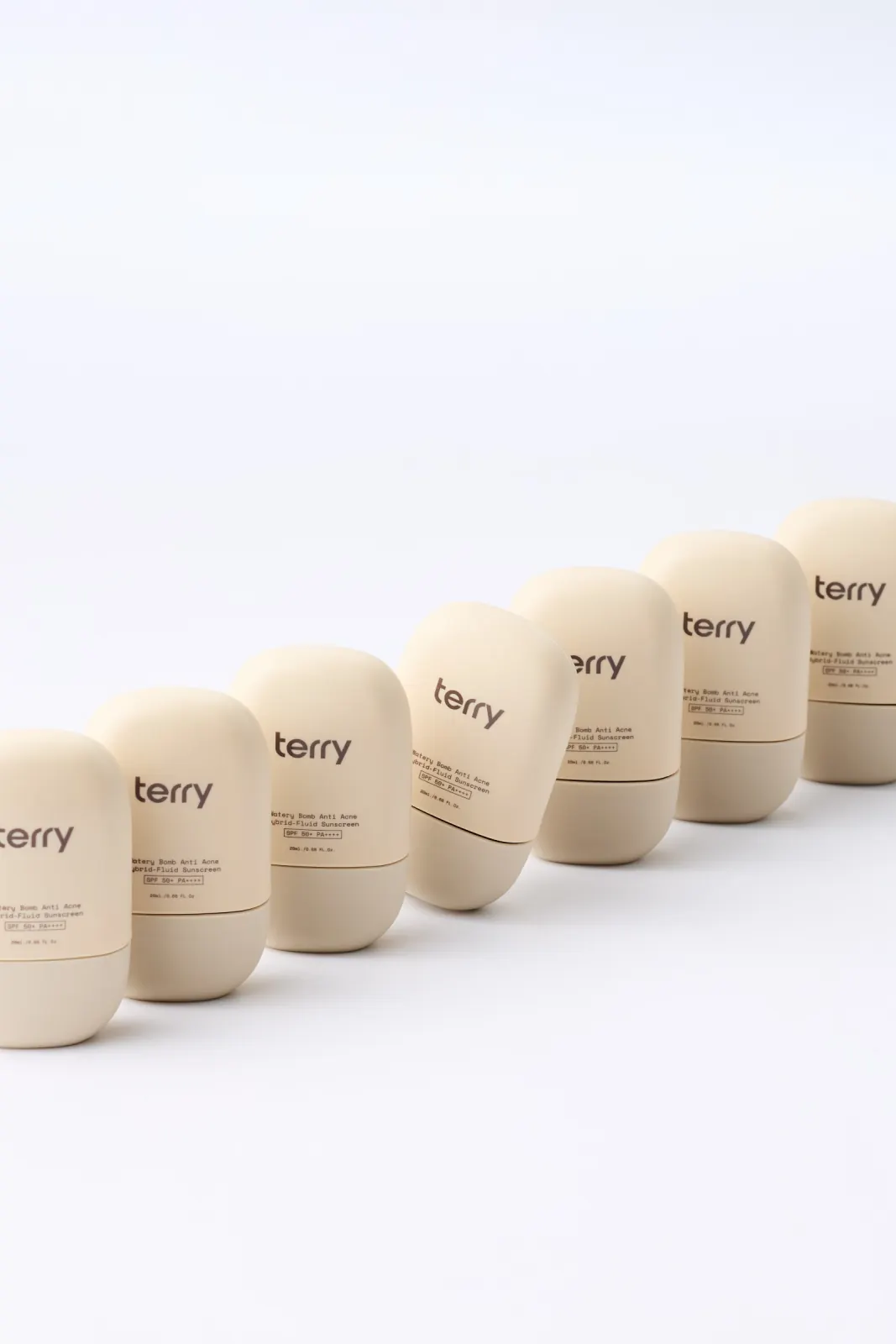 สินค้า TERRY เรียงบนโต๊ะ